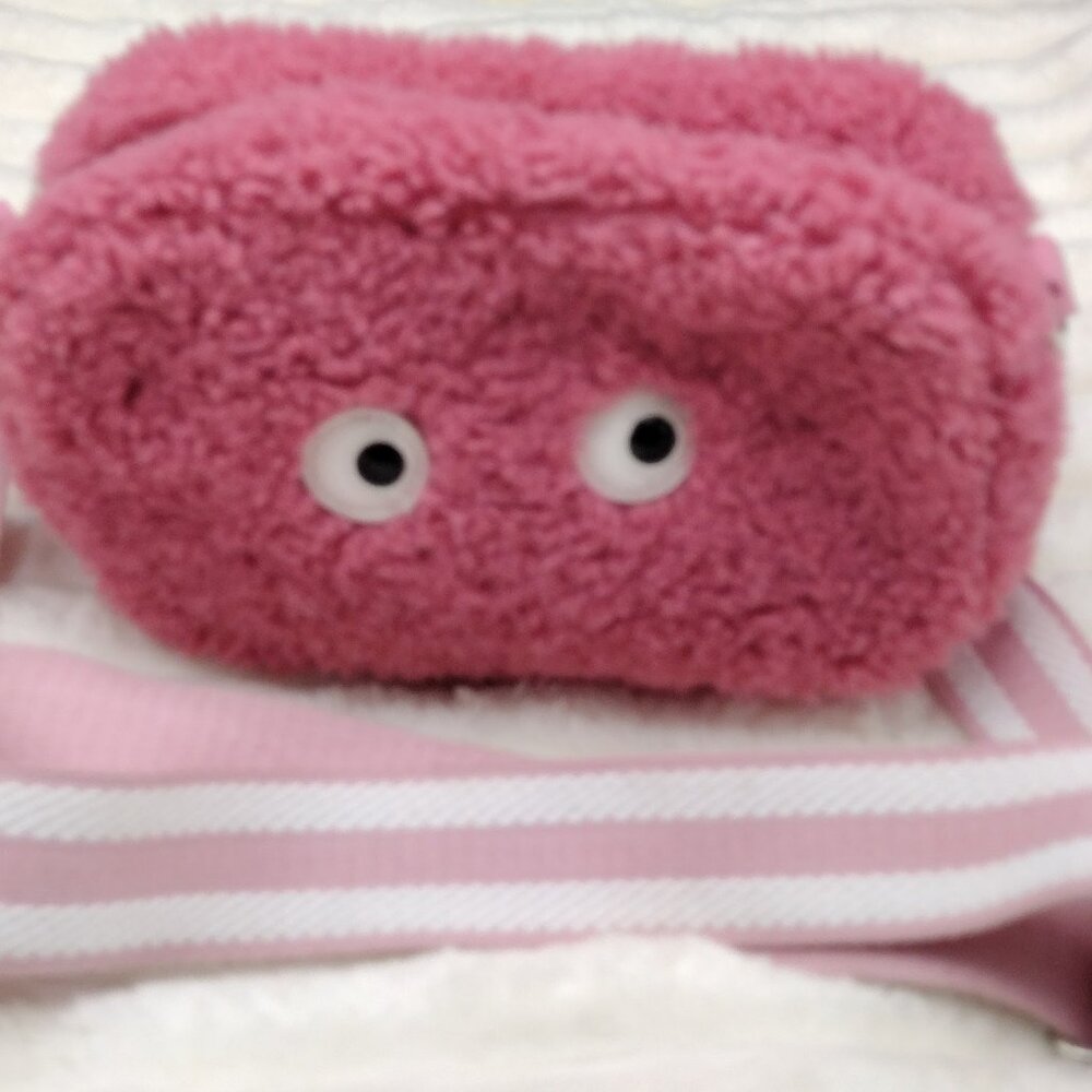 Skinnydip London Millie Small Camera Crossbody Bag – Pink Faux Fur - Picture 3 of 9